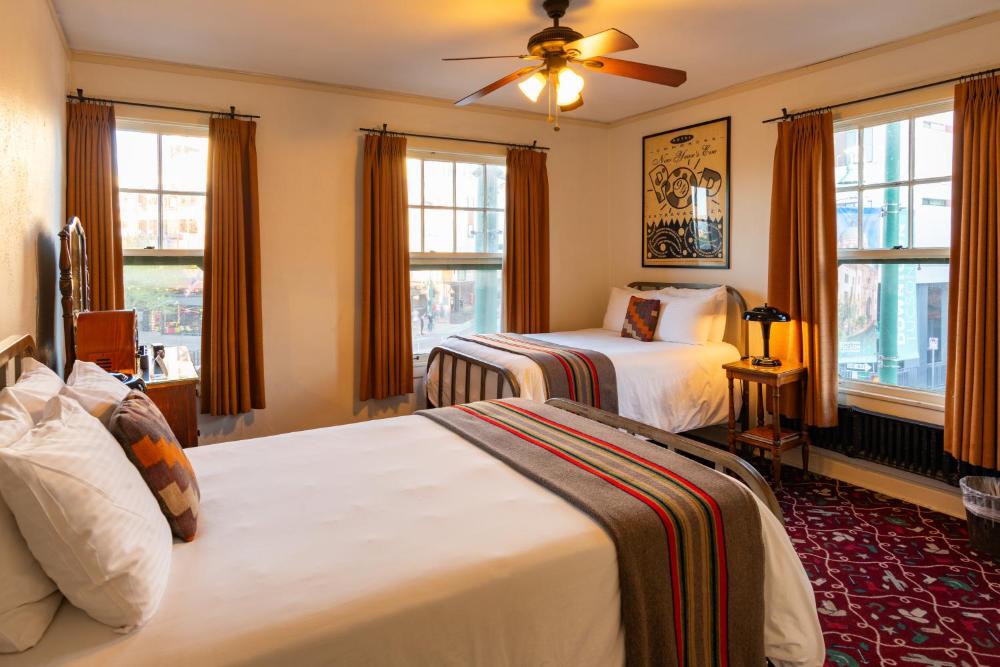 Club 2 Full Beds interior